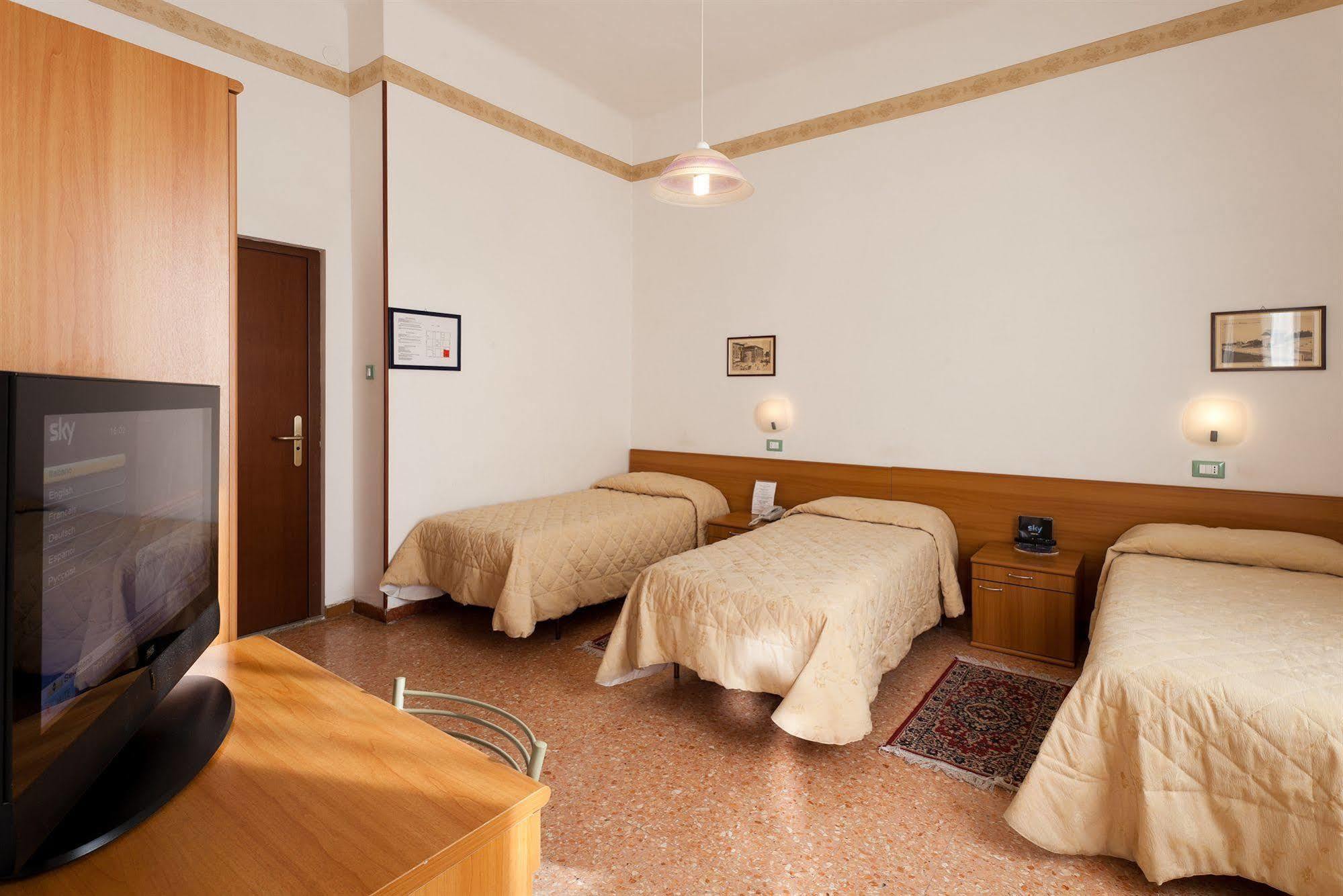 Parking Hotel Giardino Livorno Exterior foto