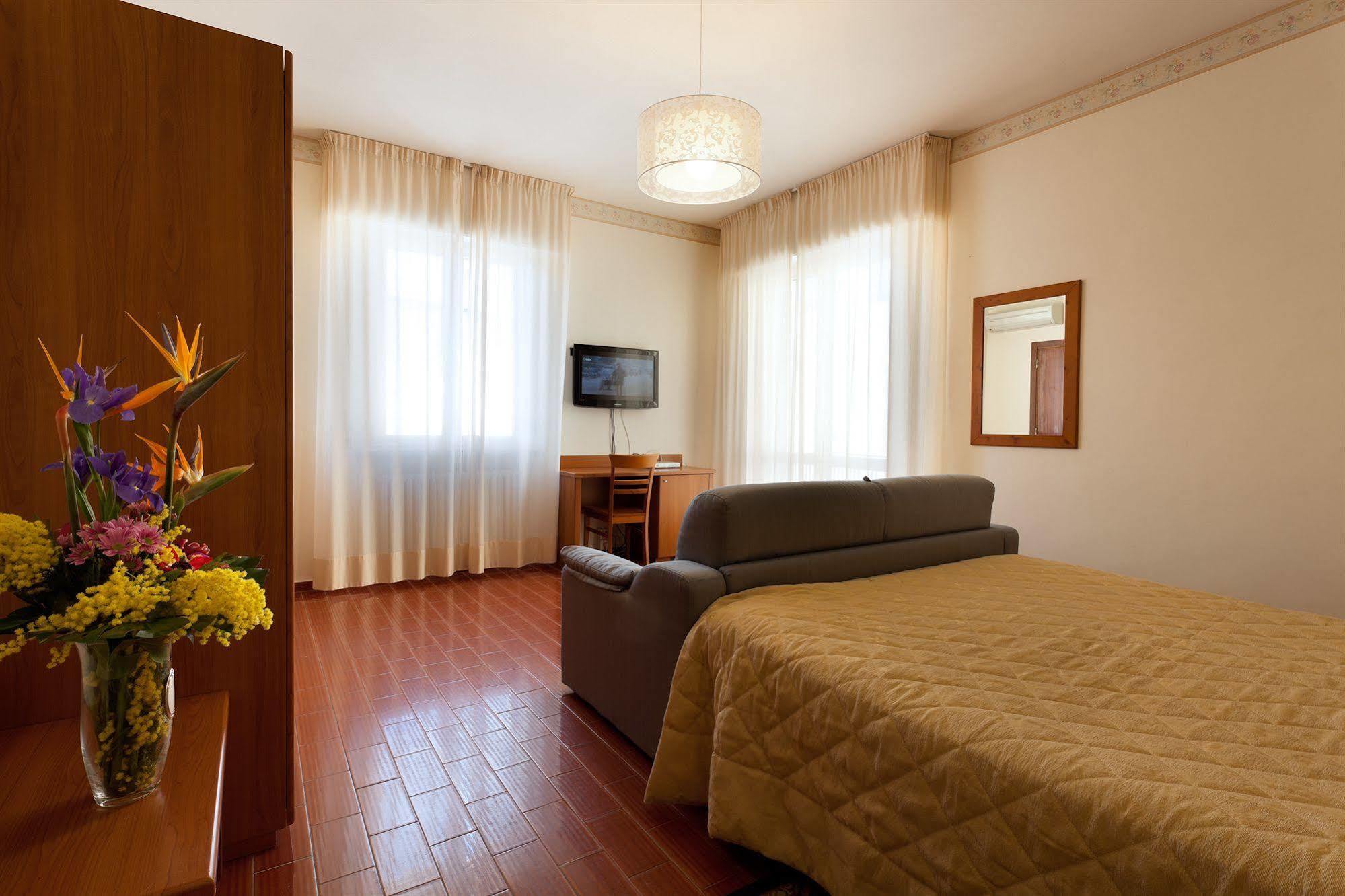 Parking Hotel Giardino Livorno Exterior foto