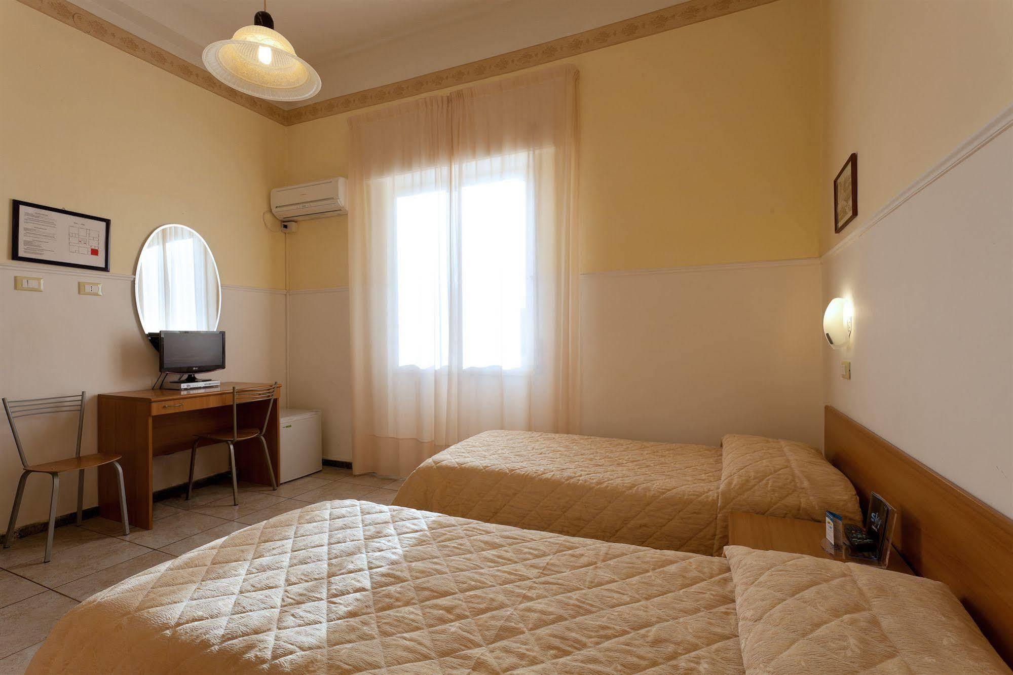 Parking Hotel Giardino Livorno Exterior foto