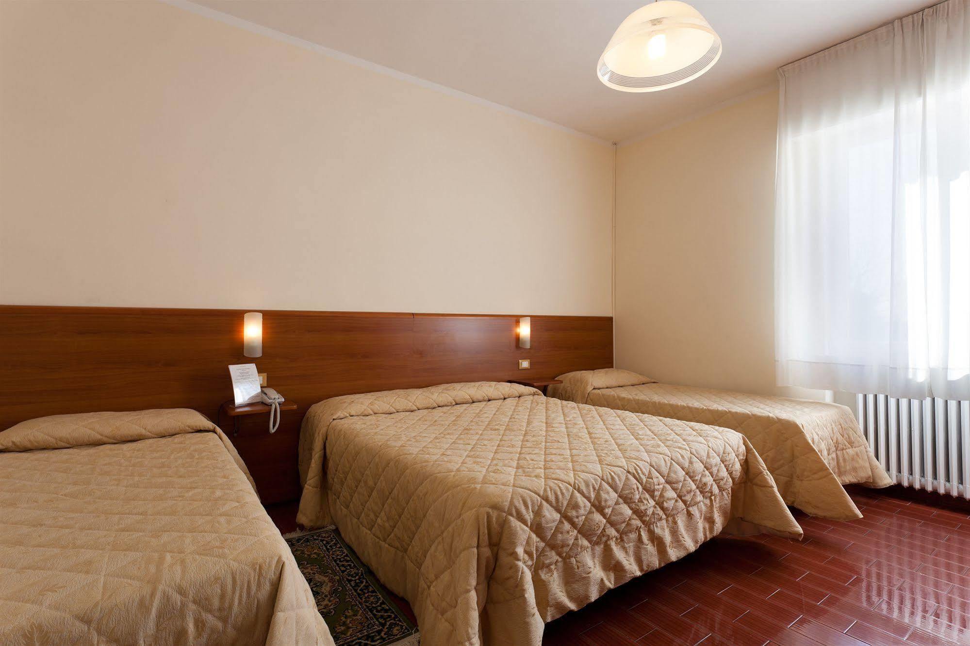 Parking Hotel Giardino Livorno Exterior foto